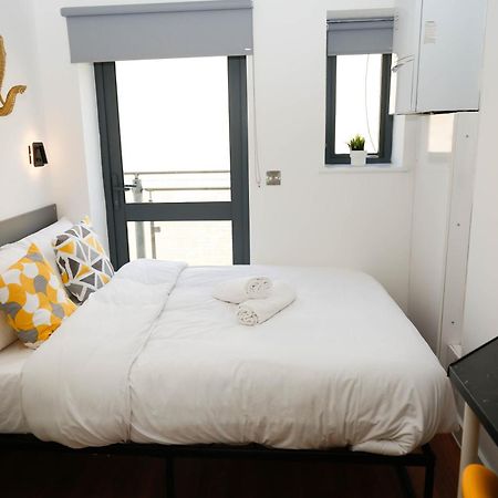 New Luxury Apartments In Central Location Next To Shops, Cafes, Bars & Metro London Exterior foto
